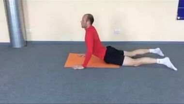 Eine Bewegungstherapie hilft, die geschwächte Rückenmuskulatur bei Osteochondrose zu stärken